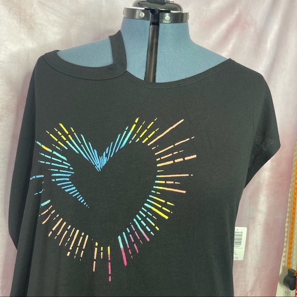Torrid LOVESICK Black Cold Shoulder Heart Rays Tee NWT Size 3X - Picture 10 of 17